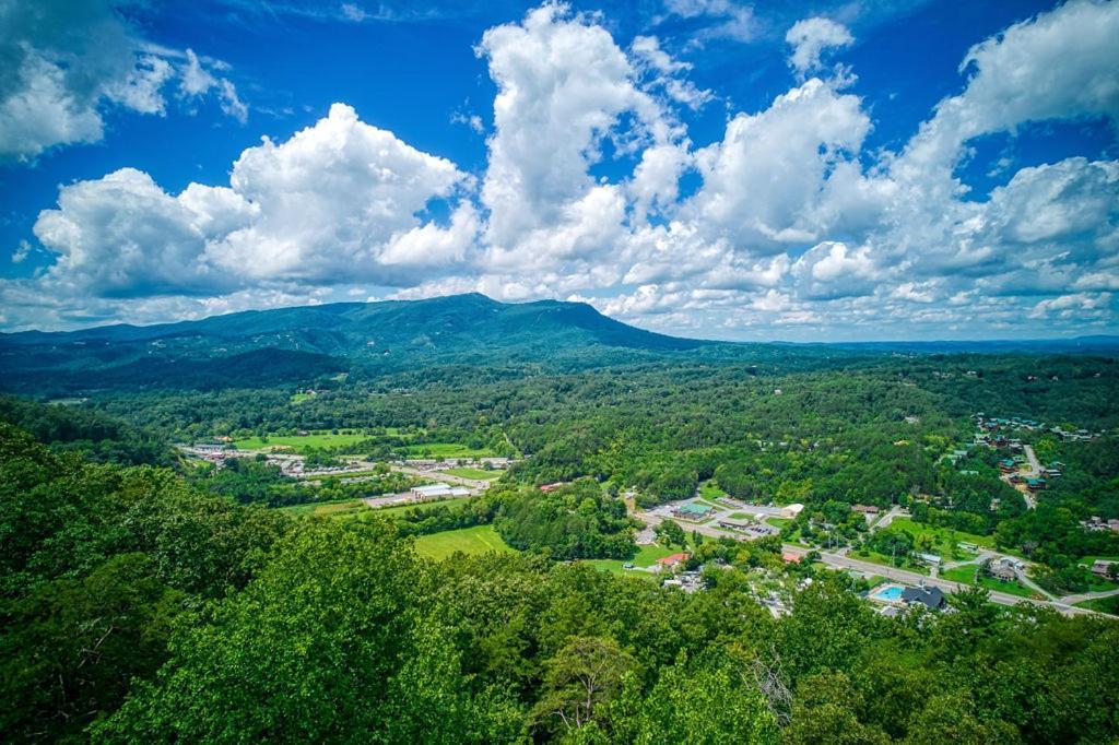 Suite Sensations, Hot Tub, Pool Table, 1089 Free Tickets Each Paid Day, Dollywood And More Pigeon Forge Exterior photo